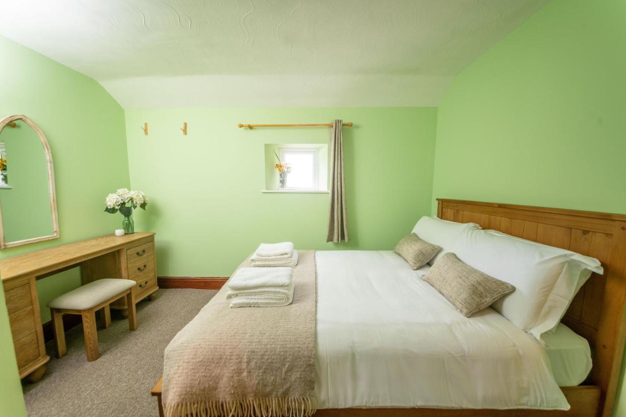 Rising Sun Pub, Restaurant And Rooms Lacock Buitenkant foto